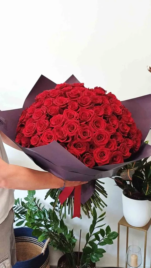 floraison_mpouketo_100_kokkina_triantafilla_a1